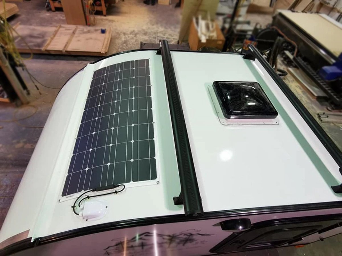 Flexibele Zonnepaneelset - Twee Panelen Van 100 W - Monokristallijn - Dunne 3 mm-Uitvoering - Met Laadregelaar - Voor Camper