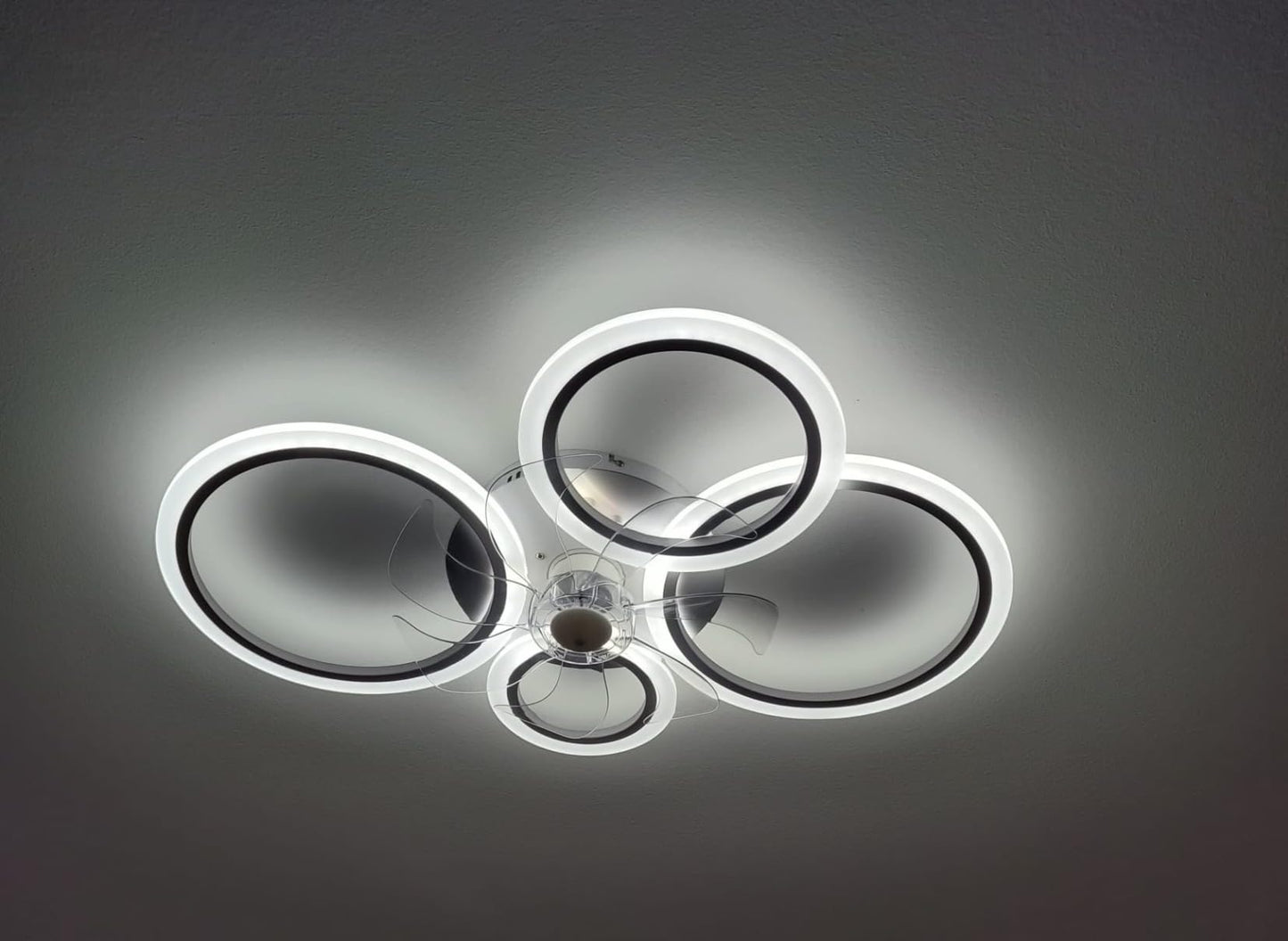 LuxiLamps - 4 Ringen LED Plafondventilator - Wit - 6 Snelheden - Smart lamp - Dimbaar Met Afstandsbediening & APP - Moderne Cirkel Ventilator Licht - Kroonluchter Ventilator