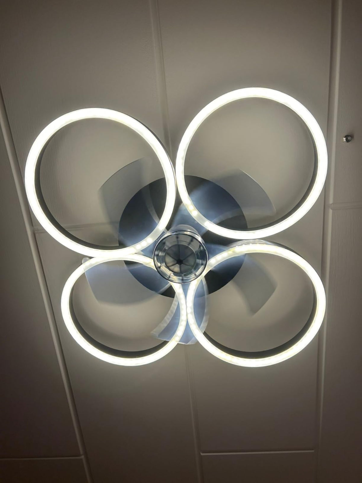 LuxiLamps - 4-Ring Fan - Black - 60 cm - Smart Lamp - Chandelier - Dimmable with Remote Control - 64W