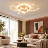 Witte plafondlamp met vijf ringen in woonkamer