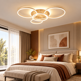 Witte plafondlamp met vijf ringen in slaapkamer