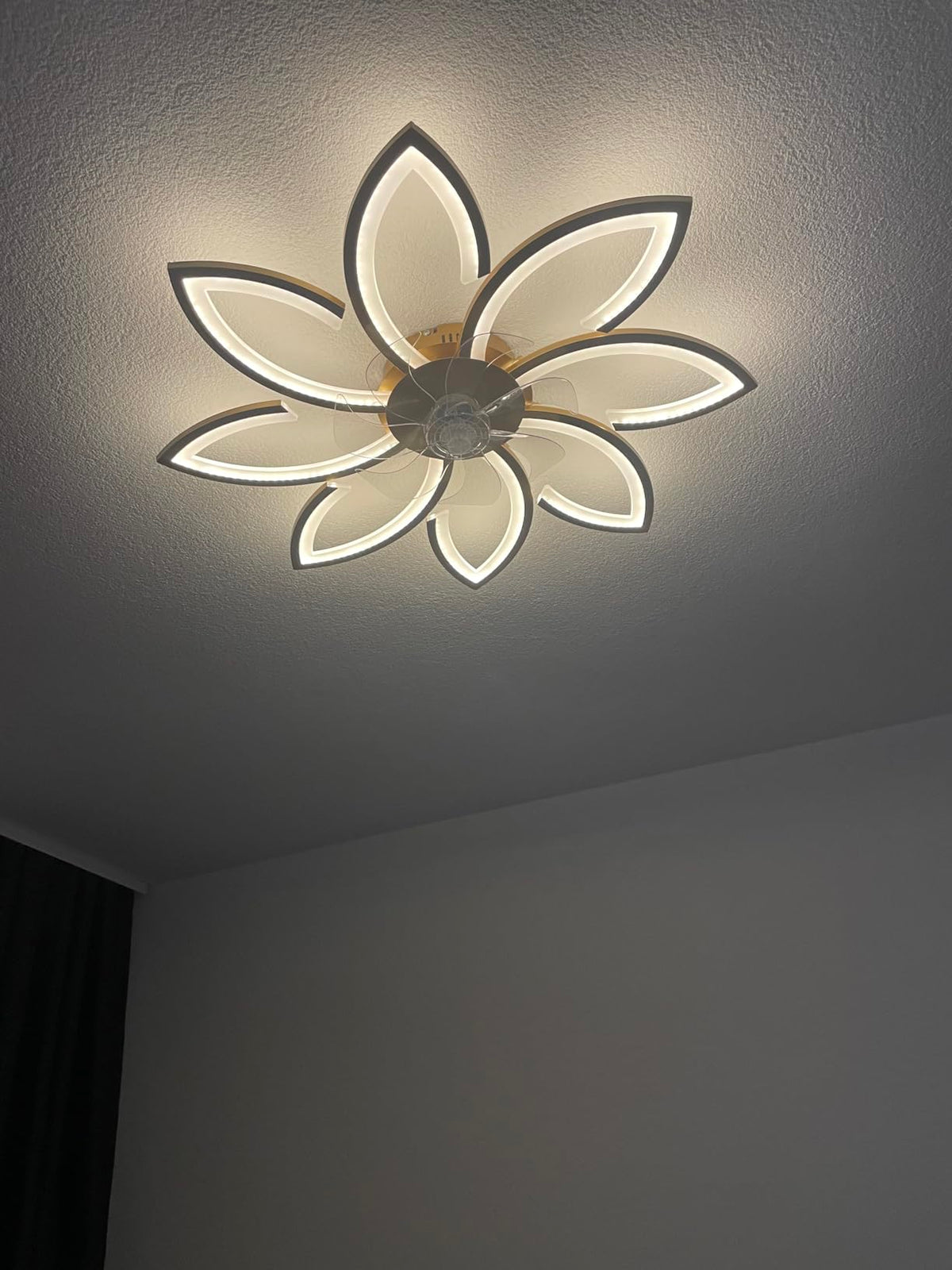 LuxiLamps - 8-Star Ceiling Fan Light - Gold - With Remote Control - Smart Lamp - App Dimmable - 6-Speed Fan - Living Room Light - Modern Lamp - Ceiling Light