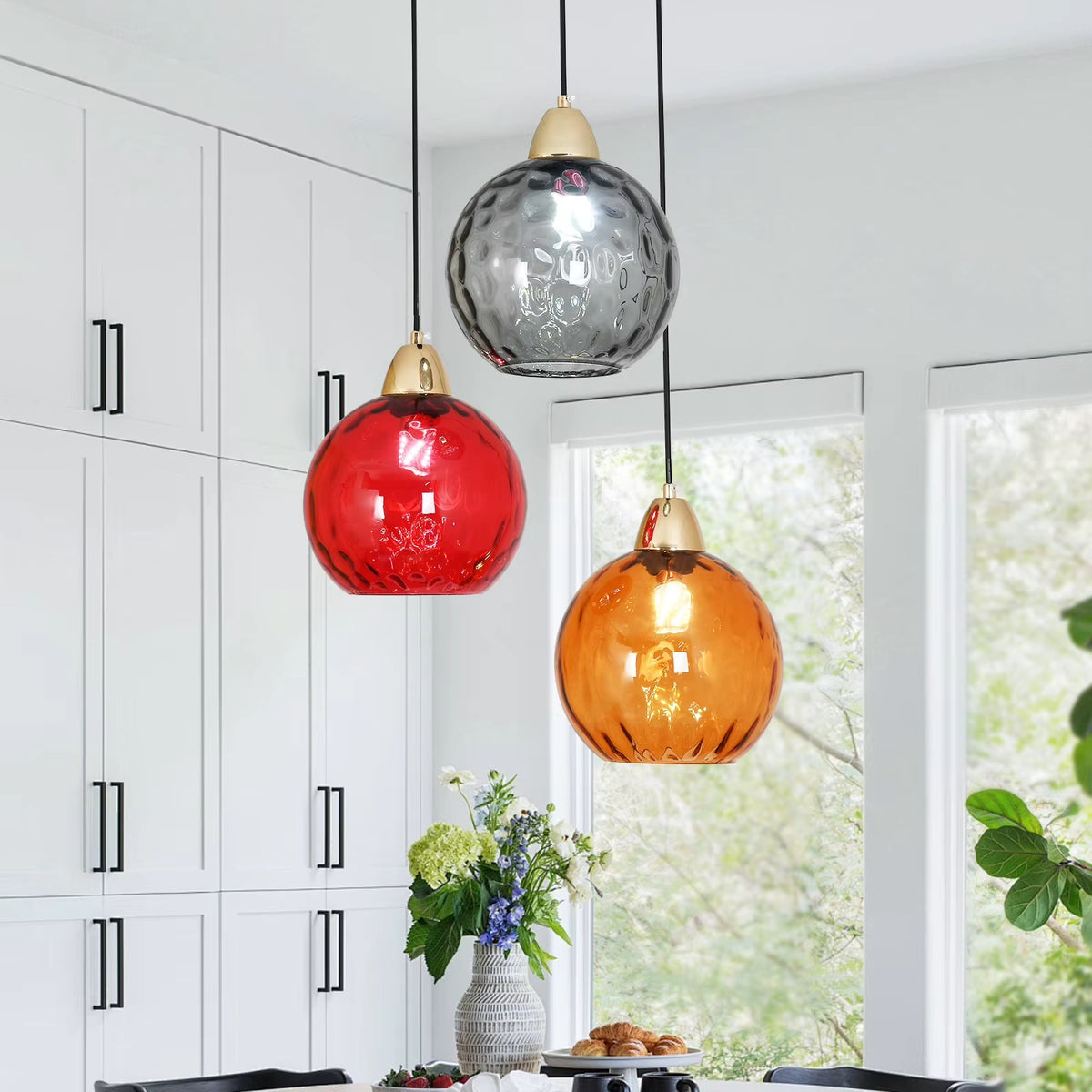 Hanglamp met drie gekleurde glazen bollen