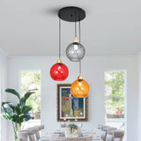 Hanglamp met drie gekleurde bollen in een interieur
