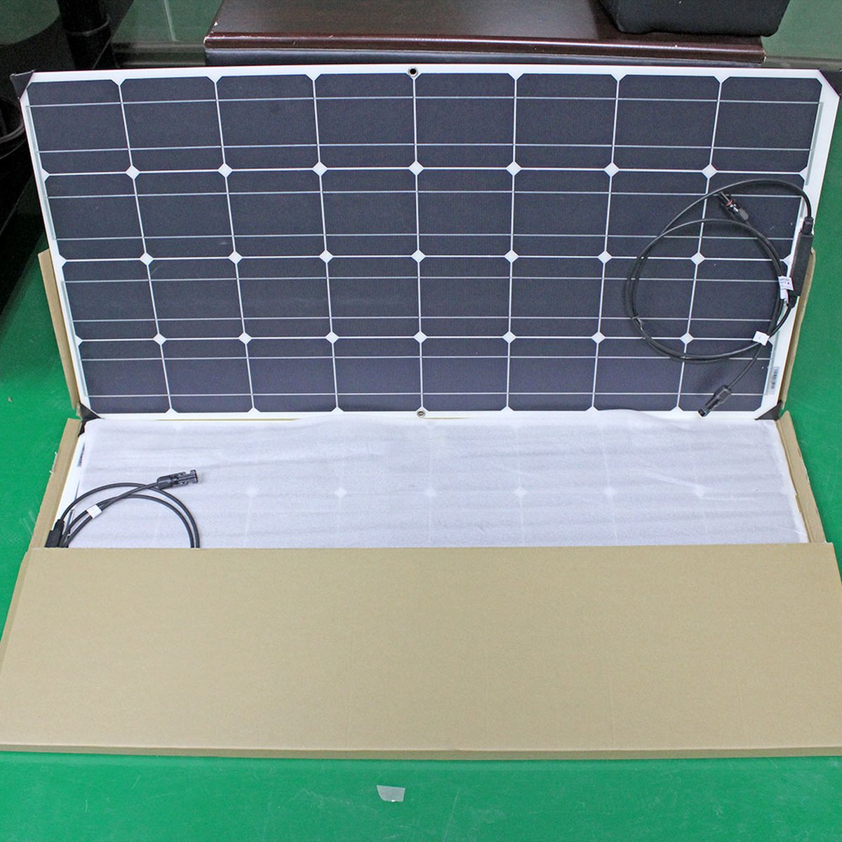 Zonnepanelen Compleet Pakket 400 Watt - 12 Volt - Camper - Plat Dak - Met Accu + Laadregelaar + Stekkers
