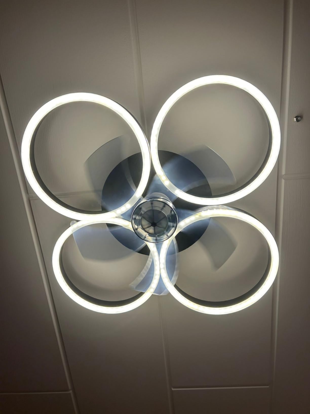 LuxiLamps - 4 Ringen Ventilator - Zwart - 60 cm - Smart Lamp - Kroonluchter - Dimbaar Met Afstandsbediening - 64W