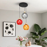 
Hanglamp met gekleurde glazen bollen in een interieur