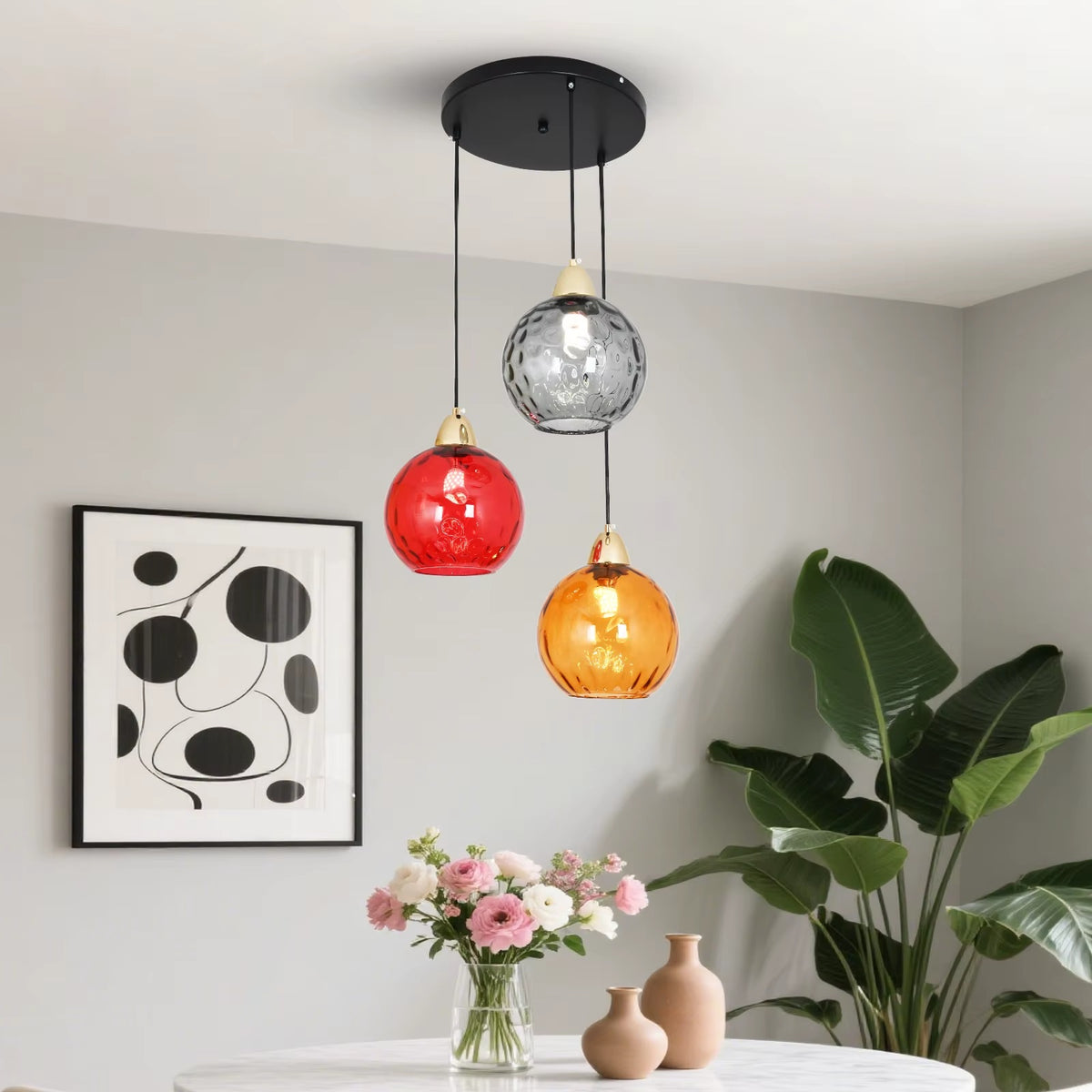 Hanglamp met gekleurde glazen bollen in een interieur