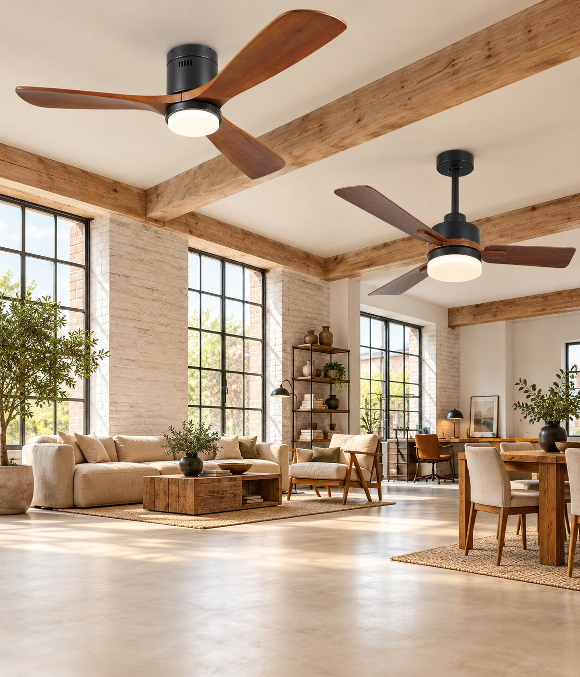Houten plafondventilatoren in een loft